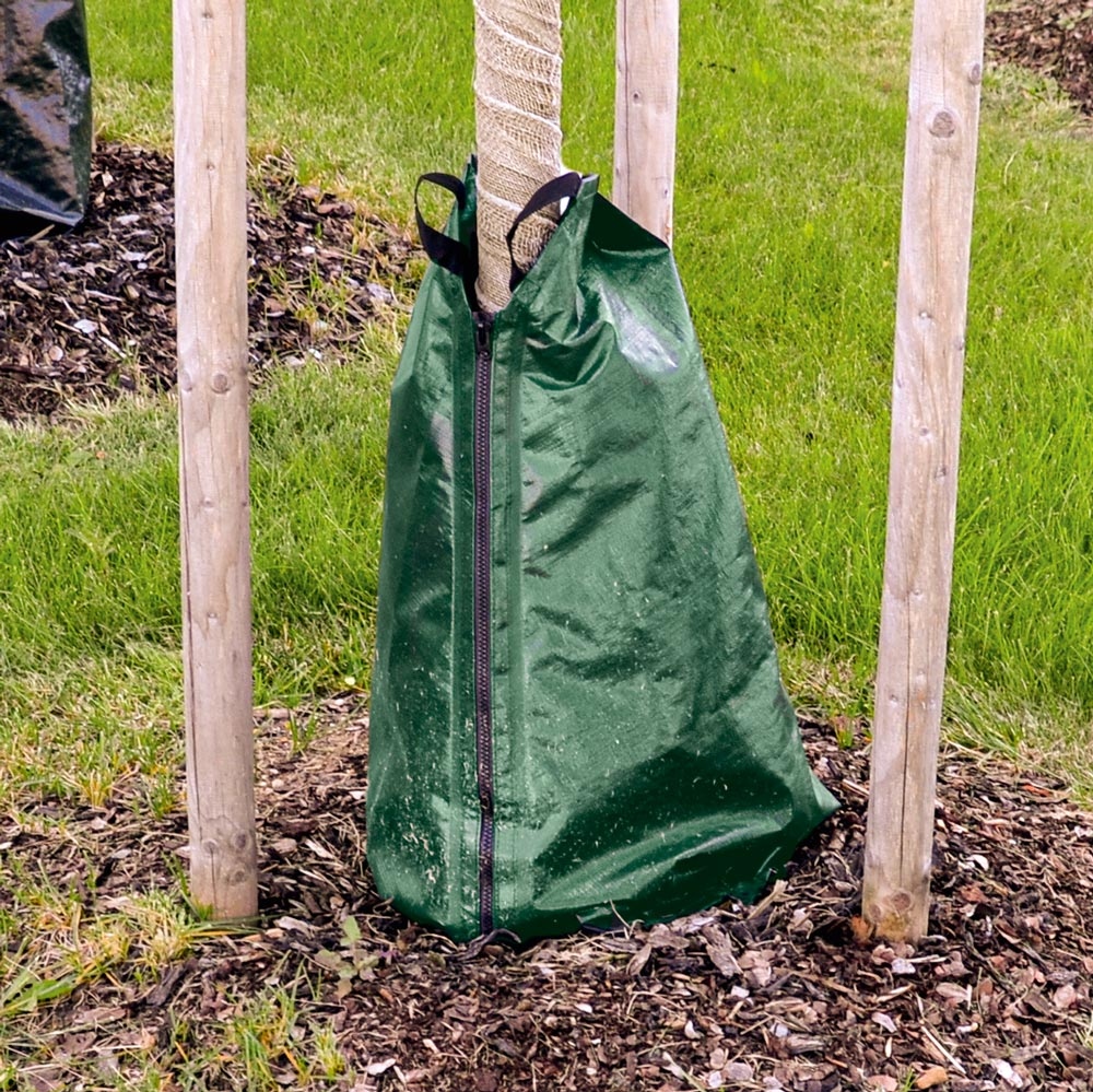 pics/Feldtmann/Big Bags/tector-84694-tree-watering-bag-green-75-liters-application.jpg